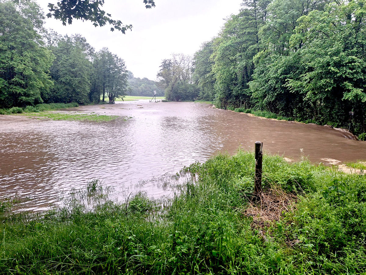 FWA425---L'eau-dévalait-de-partout,-inondant-des-prairies-entières-(©Manu-Bragard)