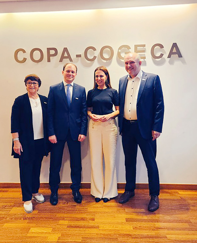FWA408---Le-Berlaymont,-siège-de-la-Commission-européenne-à-Bruxelles-(Union-européenne-2024---Claudio-Centonze) FWA521---Christiane-Lambert-(présidente-COPA),-Patrick-Pagani-(secrétaire-député),-Elli-Tsiforou,-Lennart-Nilsson-(président-COGECA)©Copa-cogeca