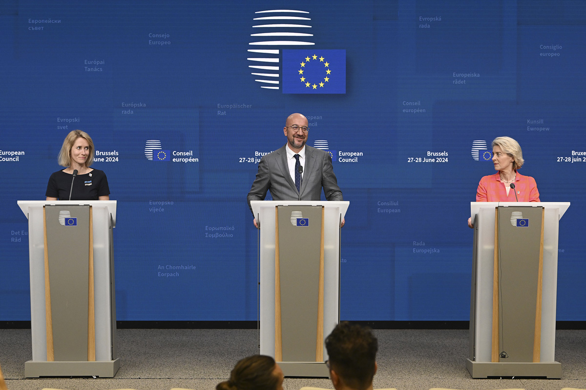 FWA408---Le-Berlaymont,-siège-de-la-Commission-européenne-à-Bruxelles-(Union-européenne-2024---Claudio-Centonze) FWA521---Kaja-Kallas-(première-ministre-d'Estonie),-Charles-Michel-(président-du-Conseil-européen),-Ursula-von-der-Leyen-(présidente-de-la-COmmission-européenne)©European-Union